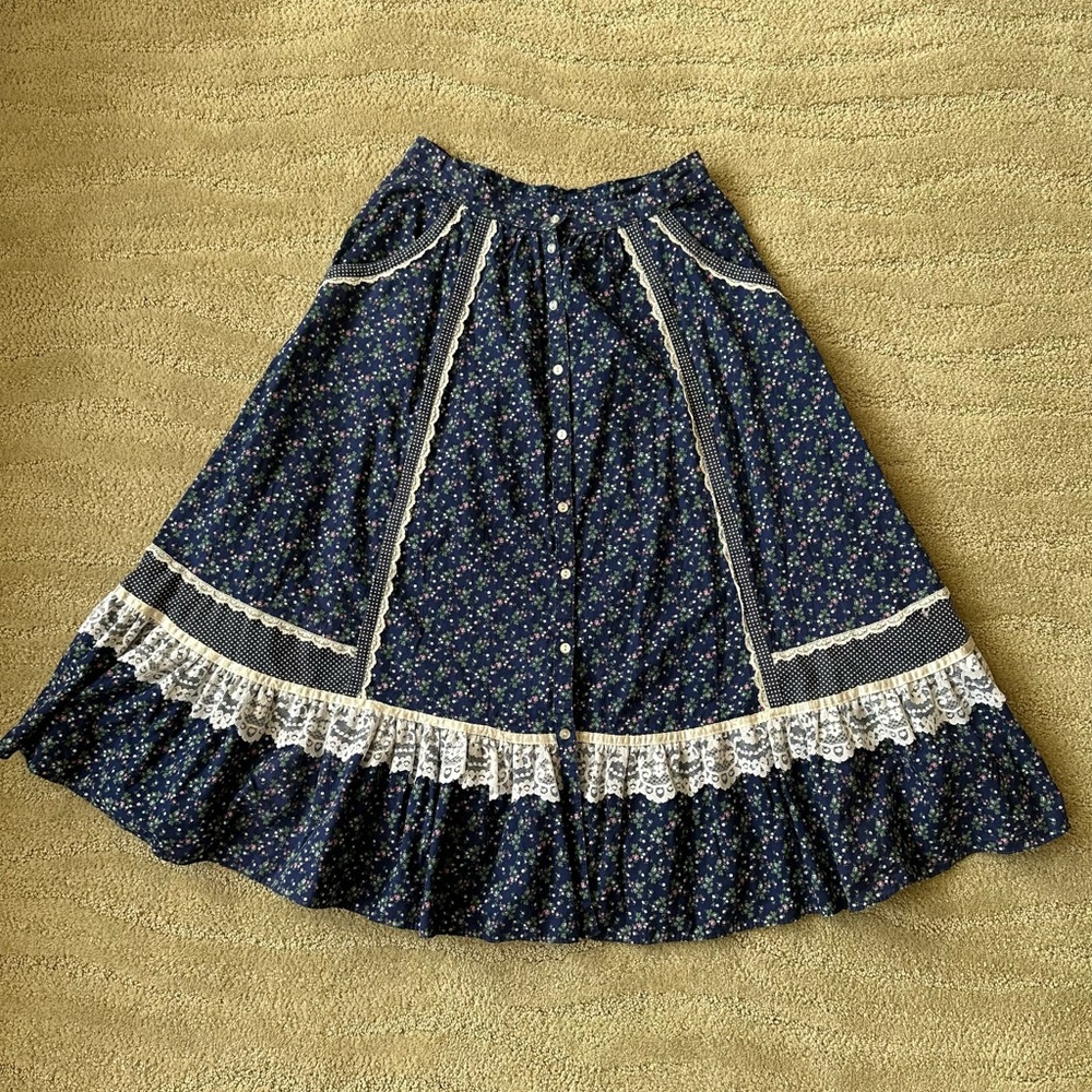 GUNNE SAX << Vintage 1970s Blue Floral Prairie Lace boho Midi Skirt